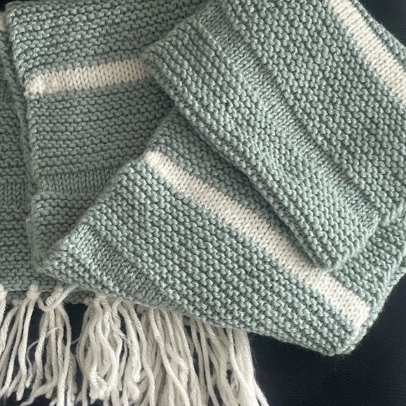 NWOT: Hand-Knit Wool Scarf - Unisex 🌿 New • Fringed Ends. - Picture 9 of 10